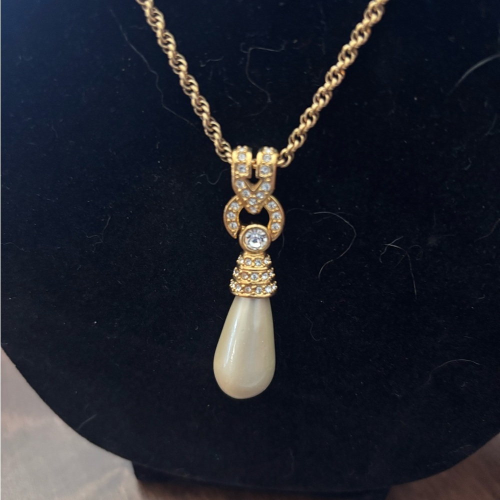 Elegant Gold and Cream Pendant Necklace